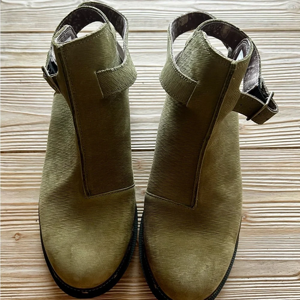 Chaco Olive Slingback Clog Sandals | Studded Wood Heel | Size 10.5 | Like New - Picture 3 of 5